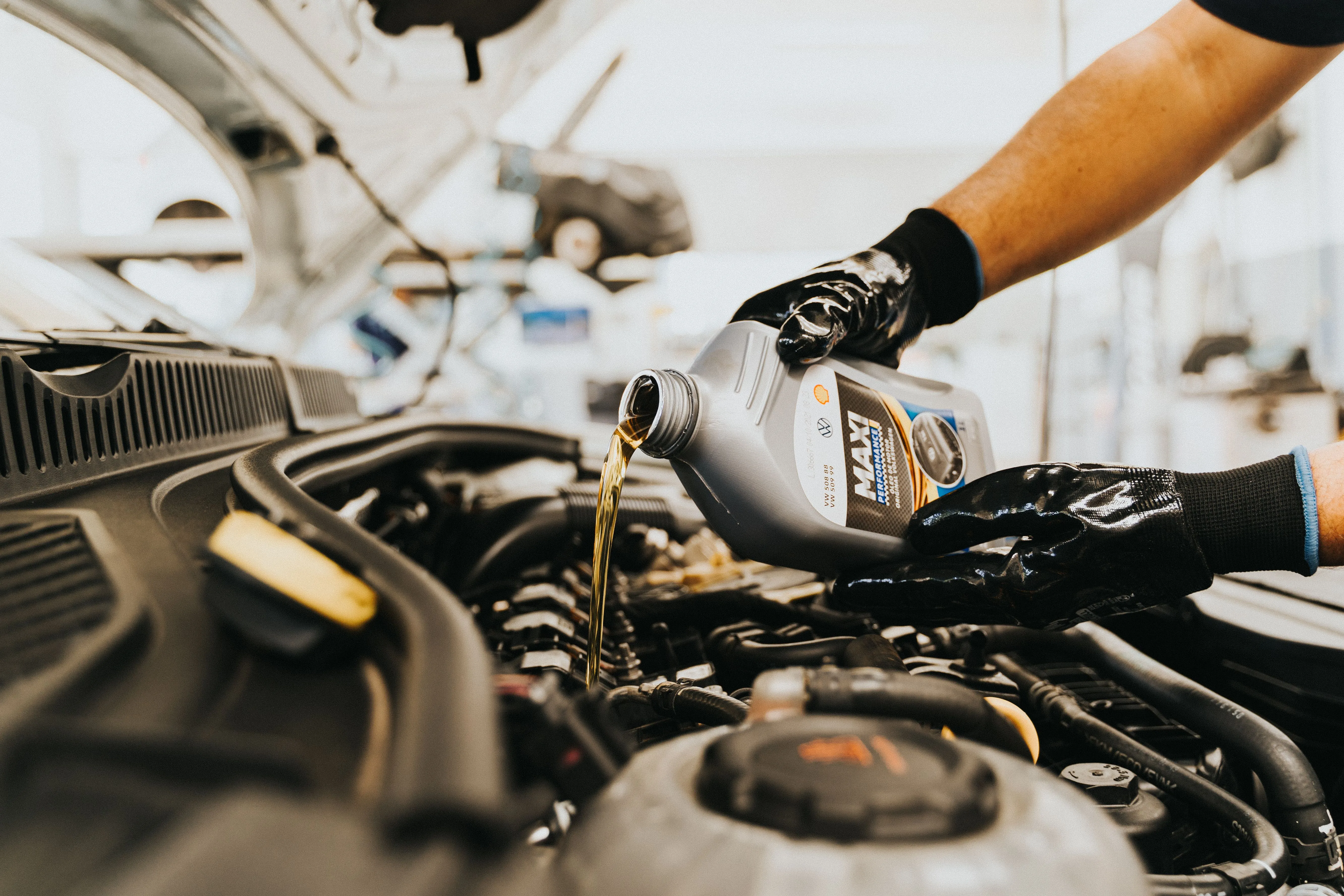 Técnico especialista trabajando en reparación automotriz en PP Collision